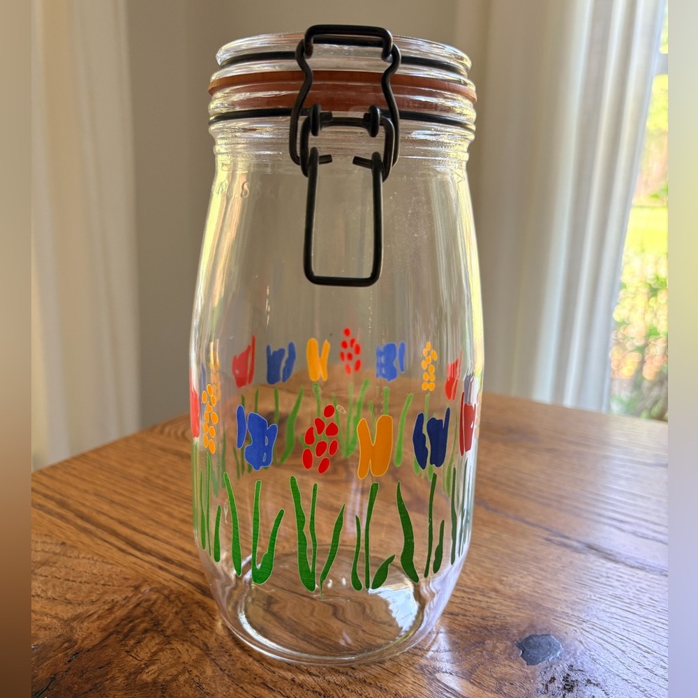 Vintage Arc 1.2L clamp jar with flowers- made in France- ~9 inches - Picture 16 of 16